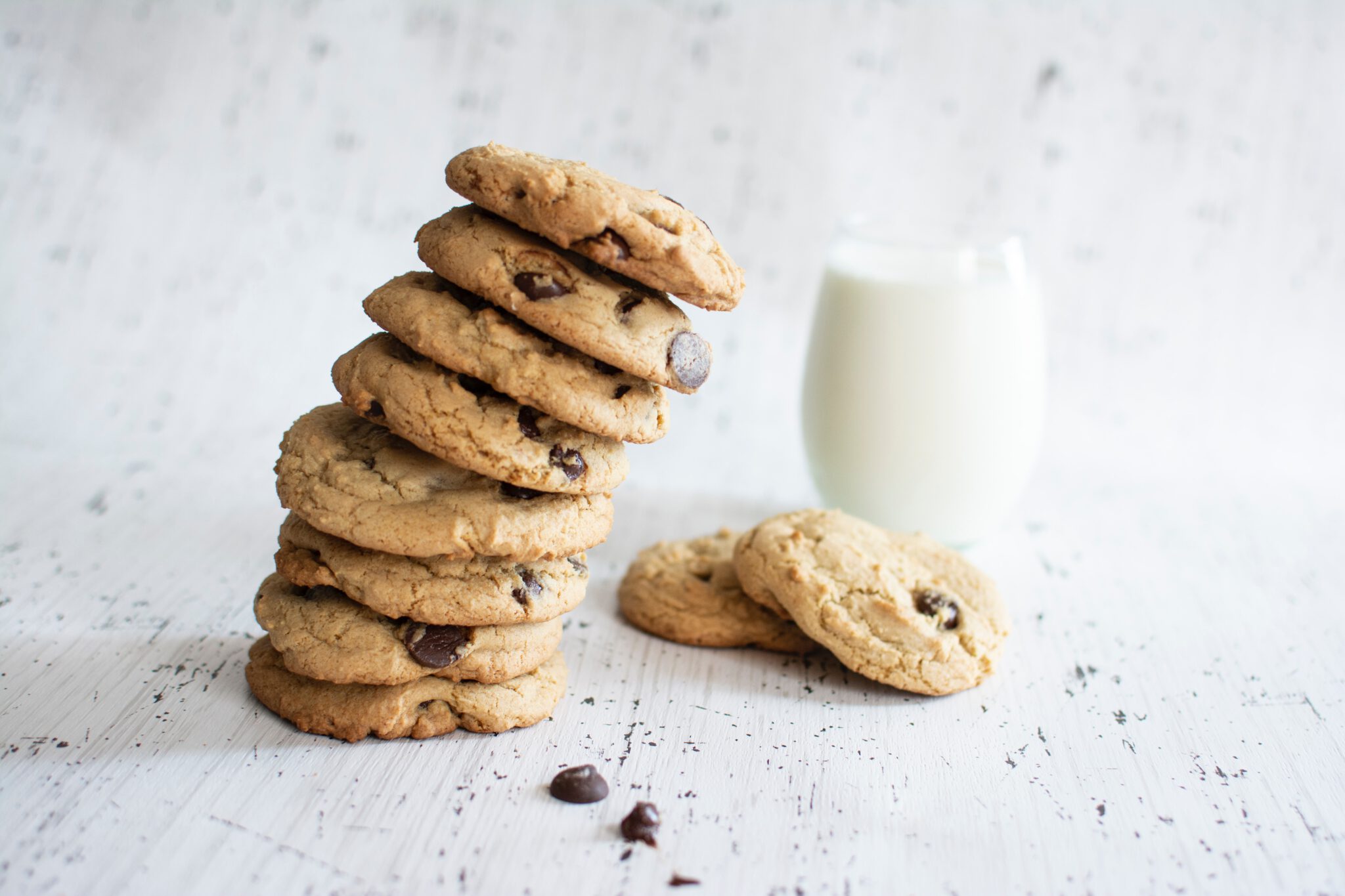 stapel koekjes met glas melk (bij deze webshops bestel je de lekkerste koekjes online)