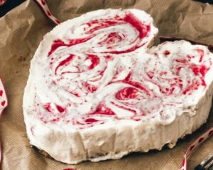 recept witte chocolademousse taart met frambozen en aardbeien